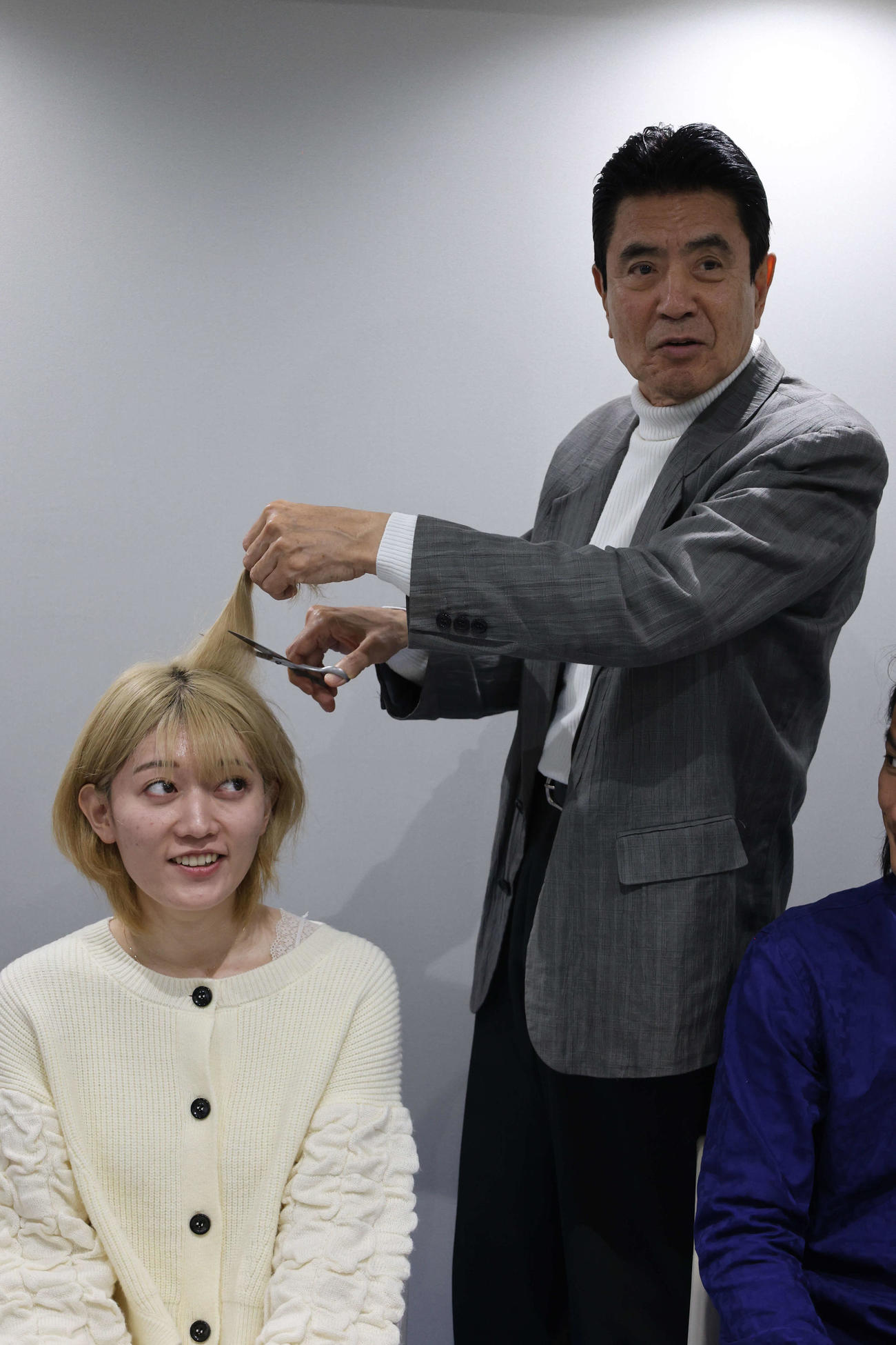 舞台「友情～秋桜のバラード」あゆみ役の織田ももこ（左）の髪にはさみを入れる担任教師役の名高達男（ムトー清次氏撮影）