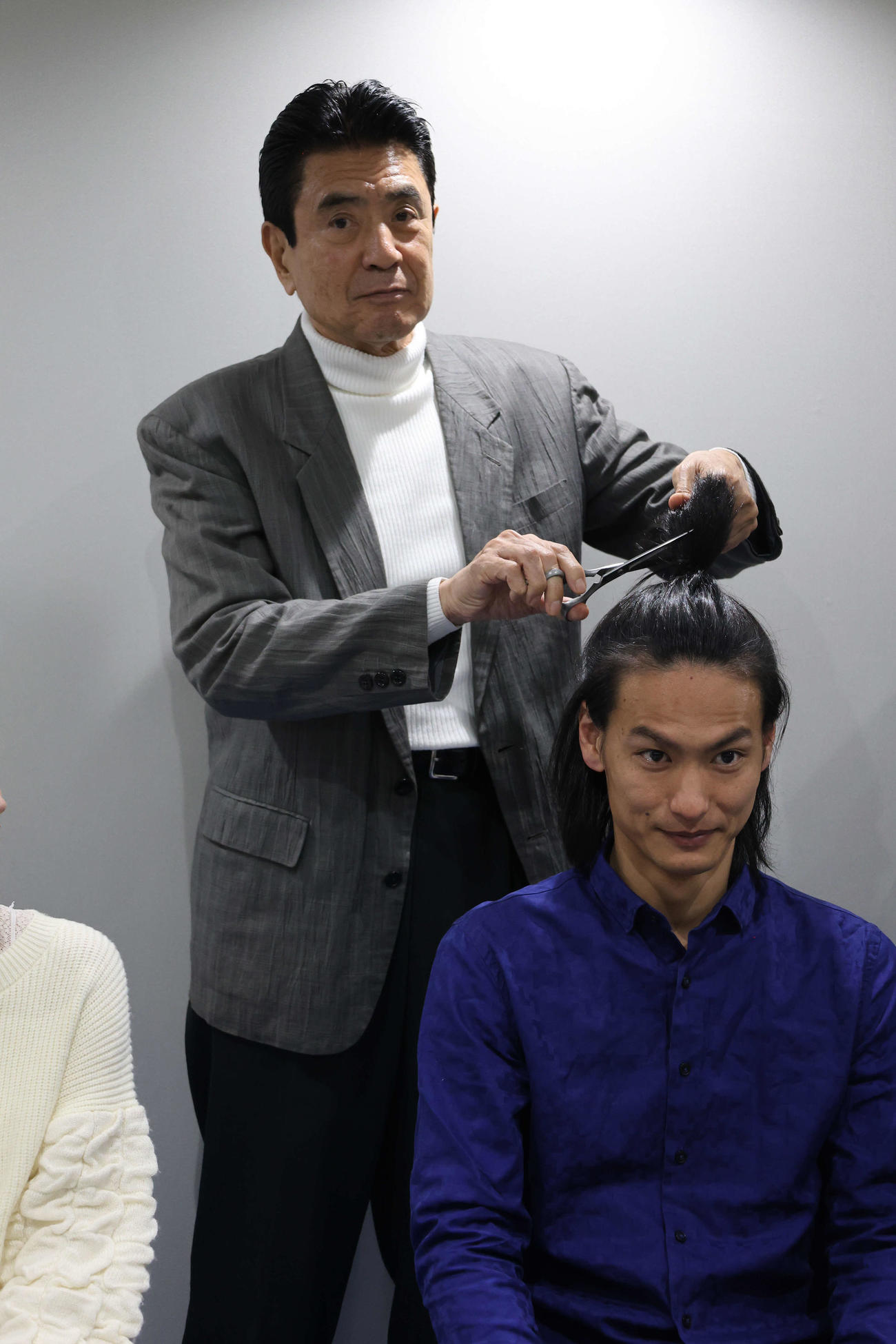 舞台「友情～秋桜のバラード」信一役の門田学（右）の髪にはさみを入れる担任教師役の名高達男（ムトー清次氏撮影）
