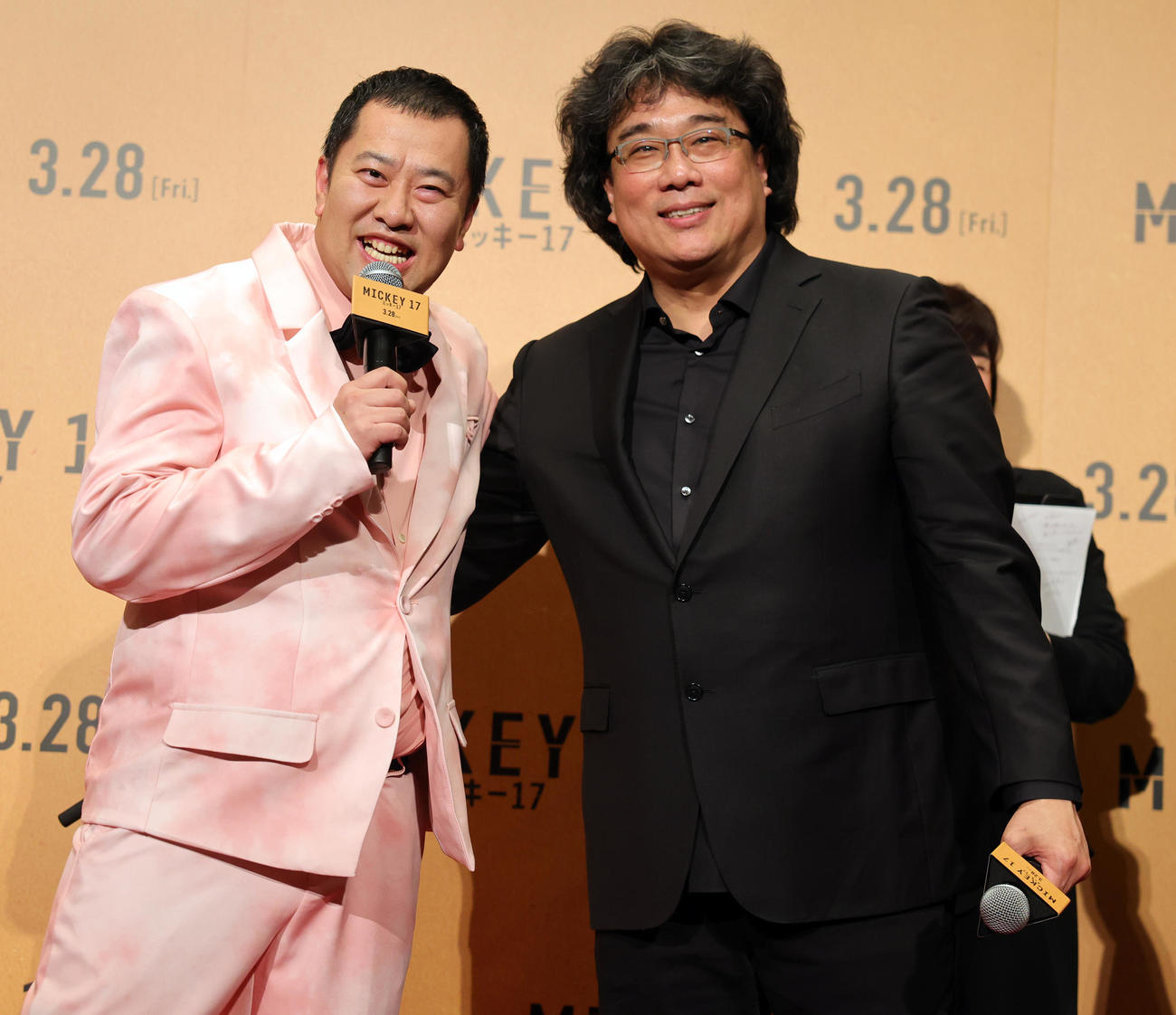 「ミッキー17」ジャパンプレミアに登場し、意気投合する？とにかく明るい安村（左）と、ポン・ジュノ監督（撮影・野上伸悟）