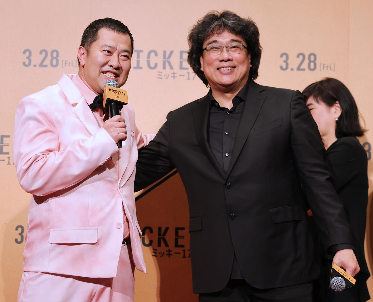 「ミッキー17」ジャパンプレミアに登場し、意気投合する？とにかく明るい安村（左）と、ポン・ジュノ監督（撮影・野上伸悟）