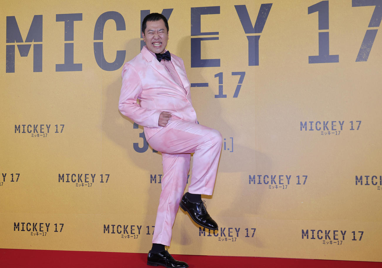「ミッキー17」ジャパンプレミアに登場したとにかく明るい安村（撮影・野上伸悟）