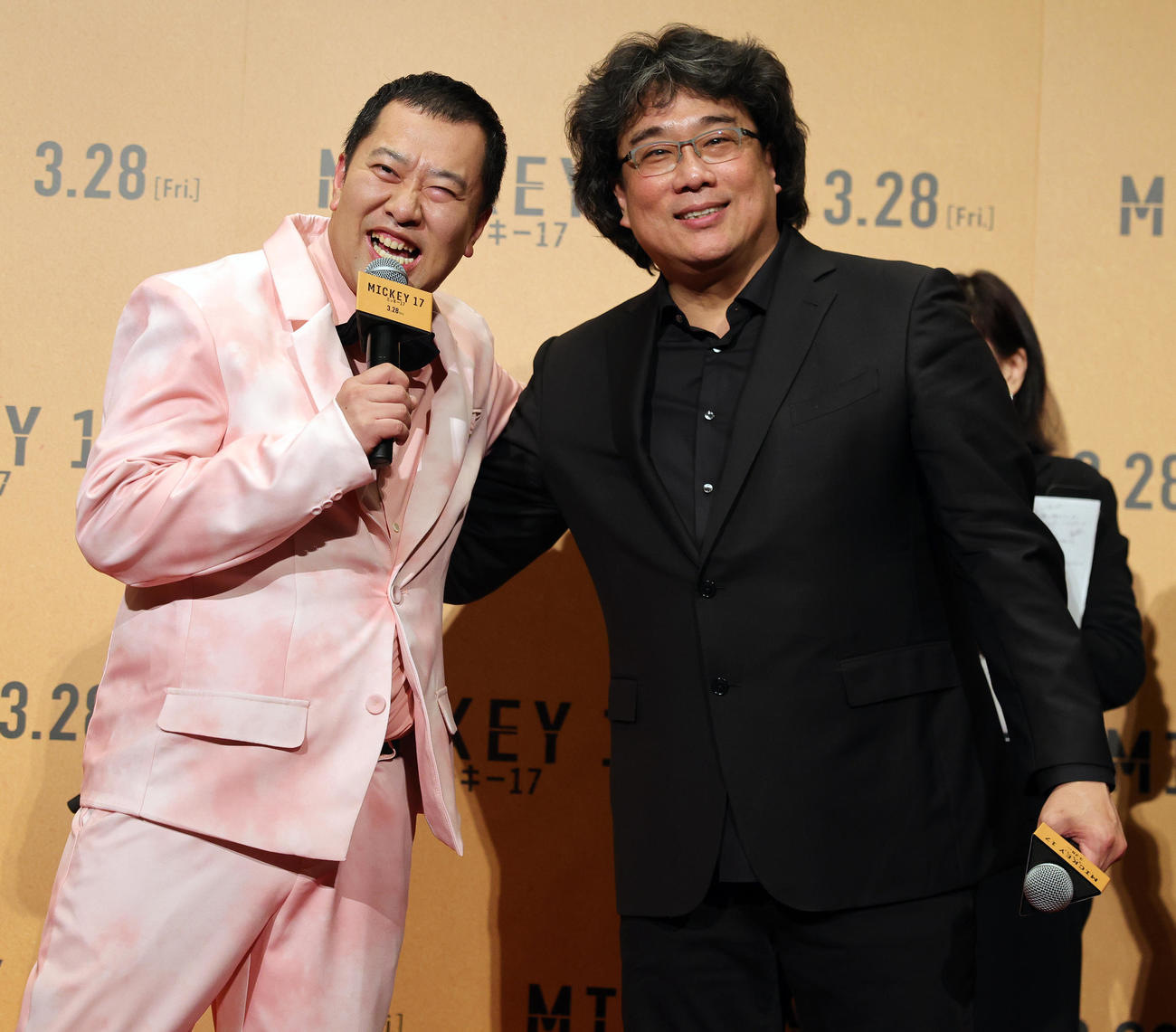 「ミッキー17」ジャパンプレミアに登場し、意気投合する？とにかく明るい安村（左）と、ポン・ジュノ監督（撮影・野上伸悟）