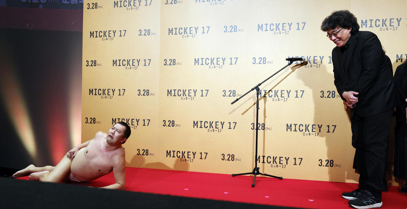 「ミッキー17」ジャパンプレミアに登場したとにかく明るい安村（左）は、ポン・ジュノ監督の前で「プリントされたときのミッキーの全裸ポーズ」を披露する（撮影・野上伸悟）