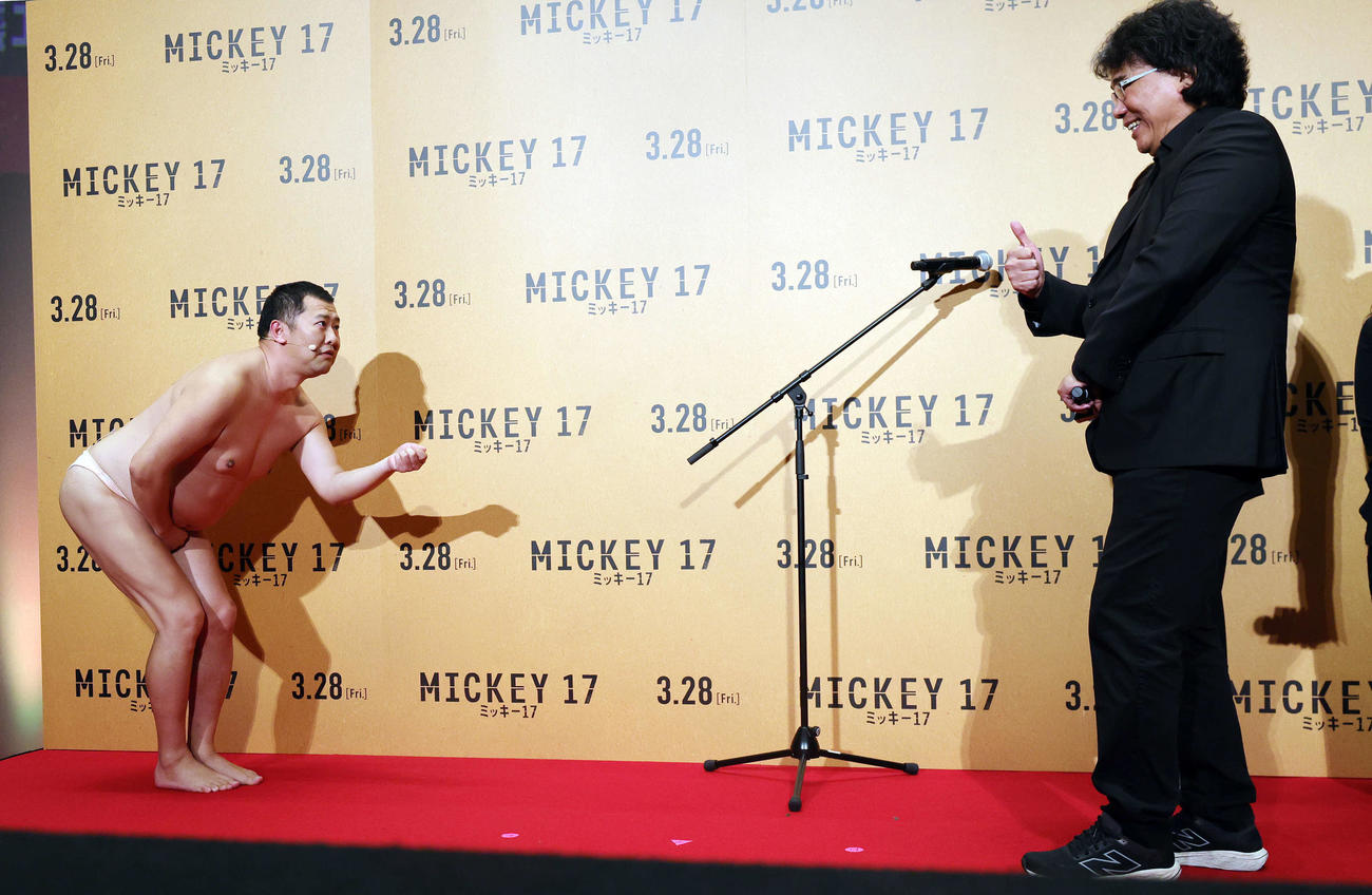 「ミッキー17」ジャパンプレミアに登場したとにかく明るい安村（左）は、ポン・ジュノ監督の前で「サムギョプサルを焼くときの全裸ポーズ」を披露する（撮影・野上伸悟）