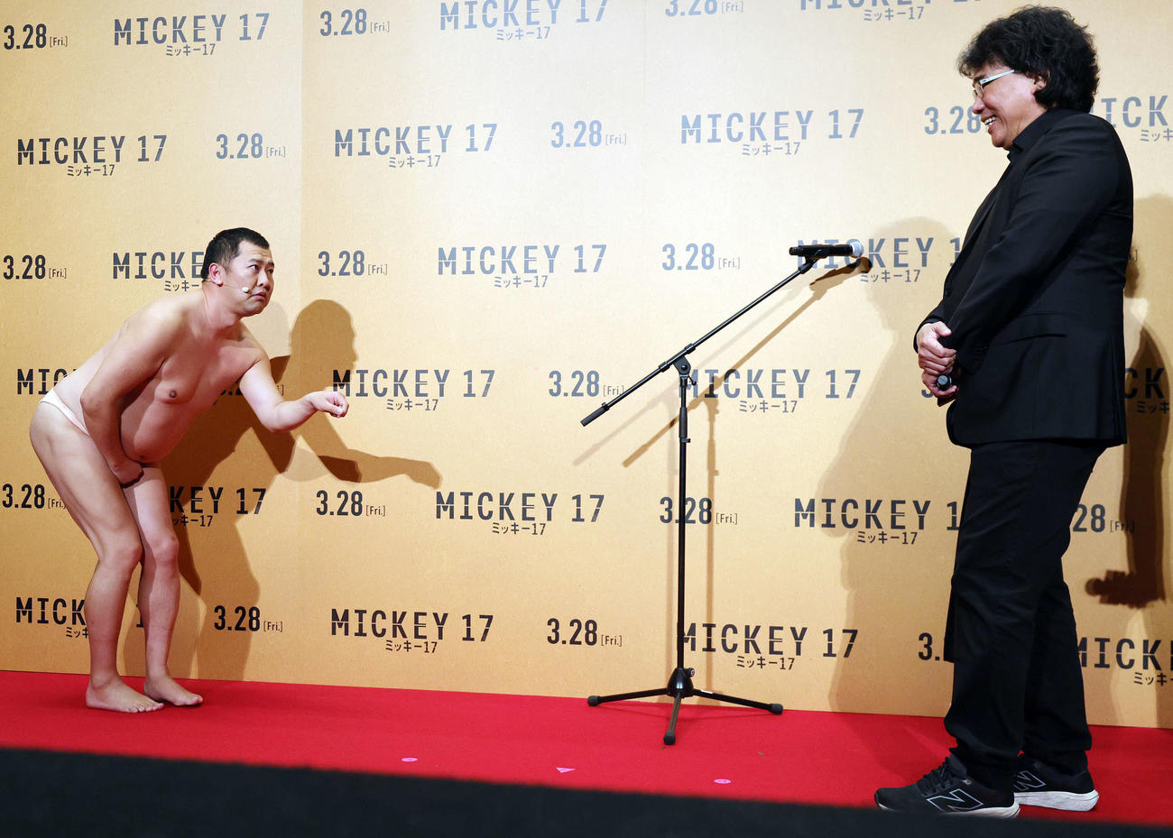 「ミッキー17」ジャパンプレミアに登場したとにかく明るい安村（左）は、ポン・ジュノ監督の前で「サムギョプサルを焼くときの全裸ポーズ」を披露する（撮影・野上伸悟）