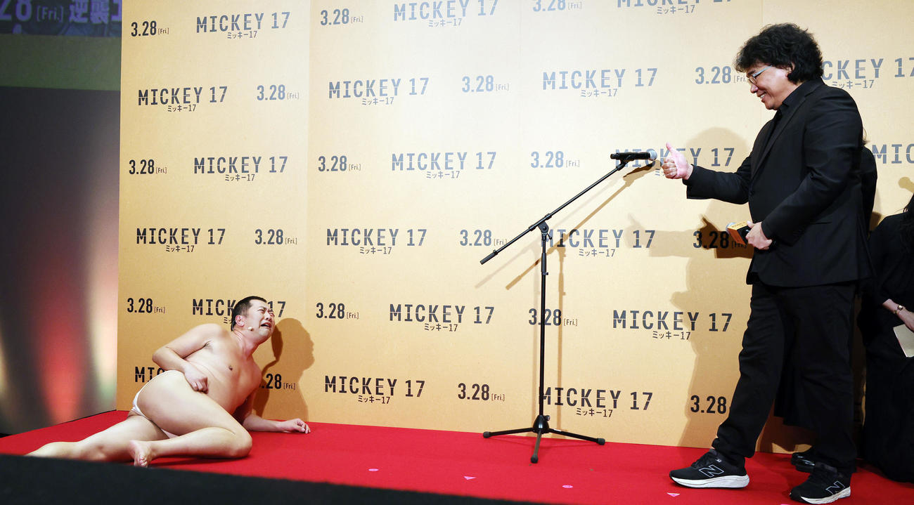 「ミッキー17」ジャパンプレミアに登場したとにかく明るい安村（左）は、ポン・ジュノ監督の前で「プリントされたときのミッキーの全裸ポーズ」を披露する（撮影・野上伸悟）