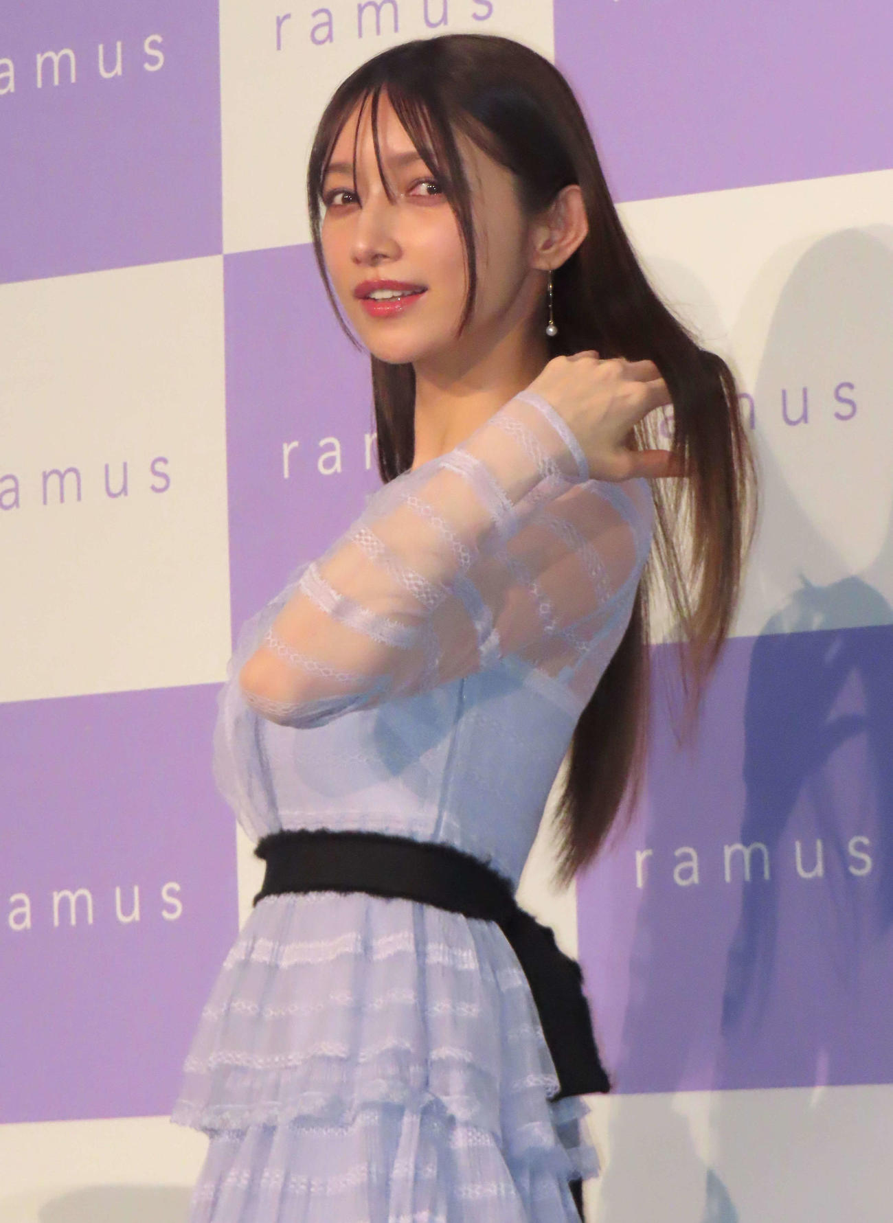 「ムラシャン・熱トリートメント『ramus』新商品発表会」で髪をなびかせる後藤真希