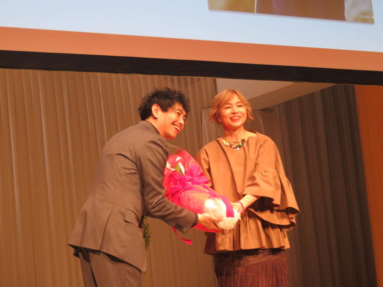 下浦貴敬院長（左）に花束をわたす山口智子