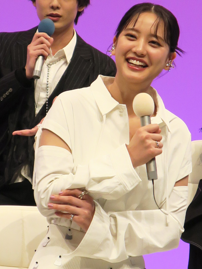 テレビ東京系連続ドラマ「ジョフウ～女性に××××って必要ですか？～」記者会見に登場した主演の山崎紘菜