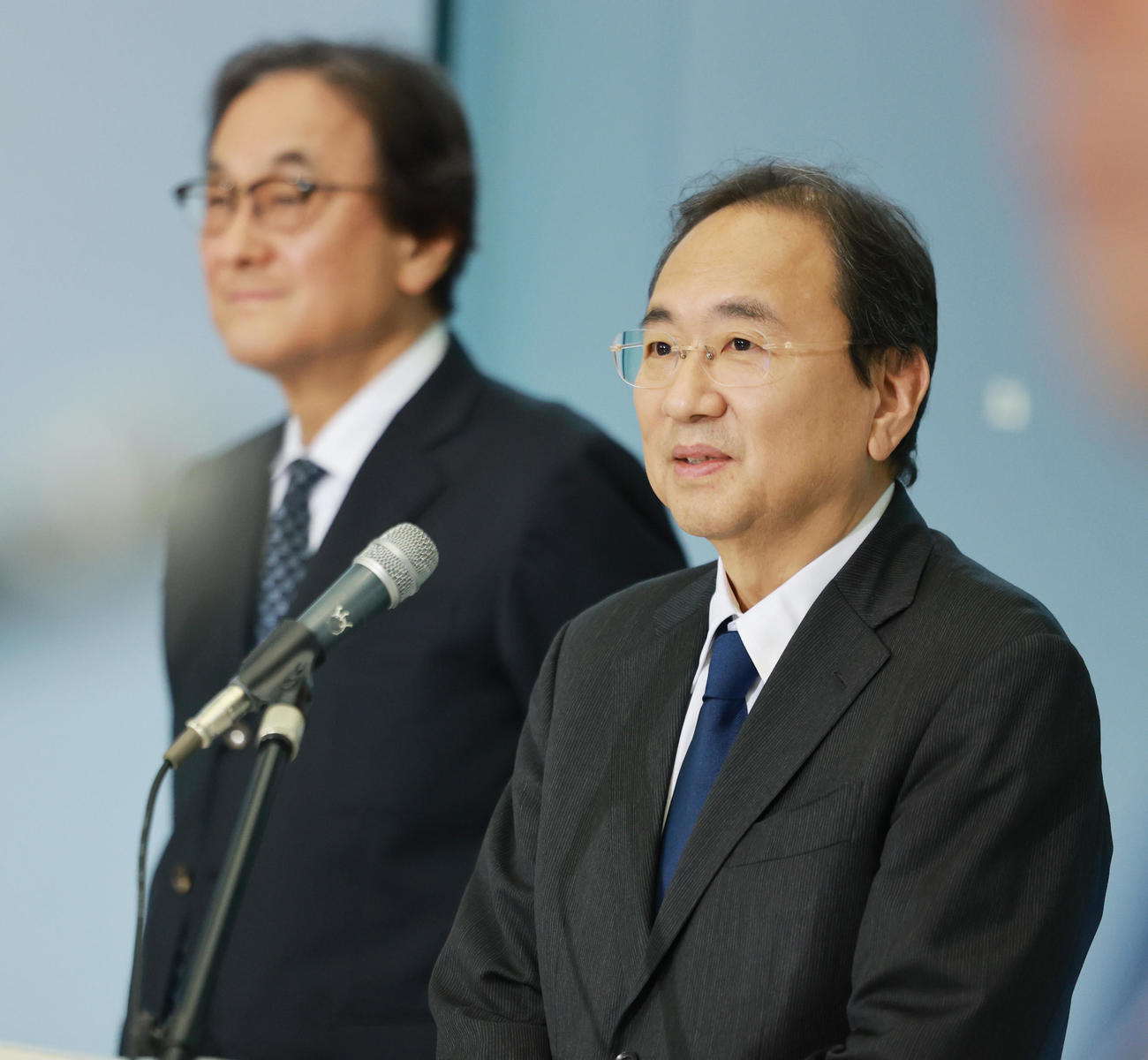 会見するフジ・メディア・ホールディングスの清水専務（右）と金光社長（撮影・野上伸悟）