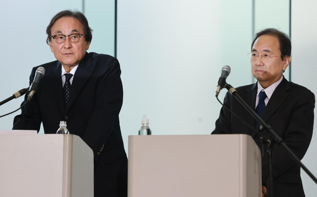 会見するフジ・メディア・ホールディングスの金光社長（左）と清水専務（撮影・野上伸悟）