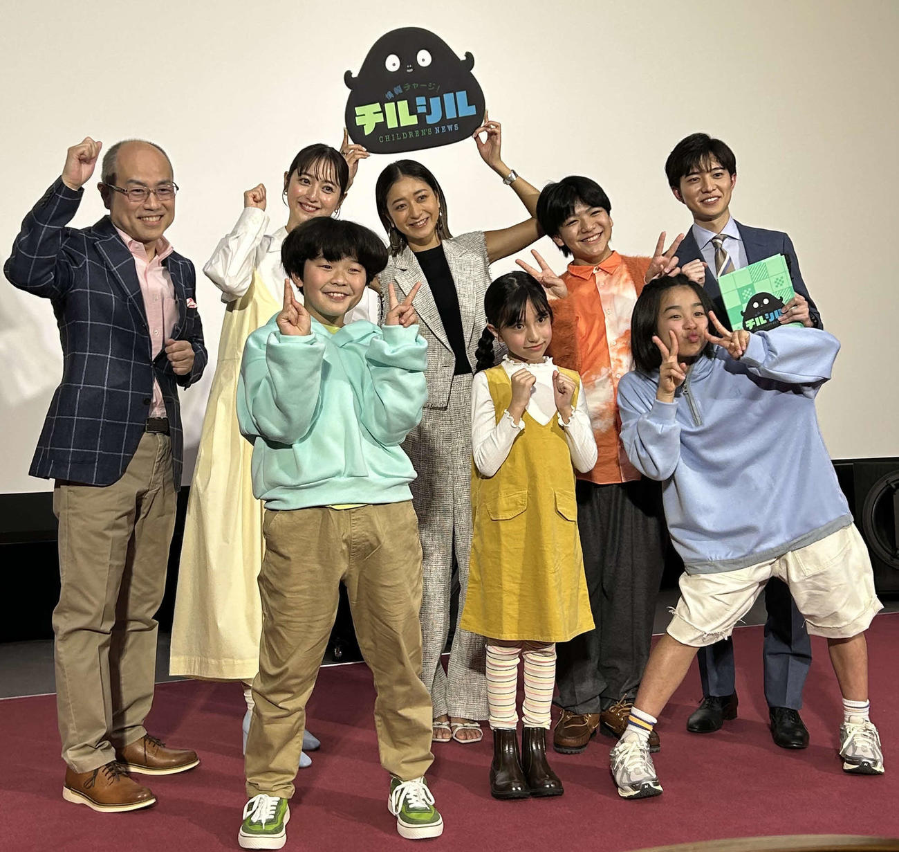NHK子ども向けニュース・ジャーナル番組「週間情報チャージ！チルシル」の会見に出席した佐々木希（後列左から2人目）と池田美優（同3人目）、番組に出演する子どもたちら