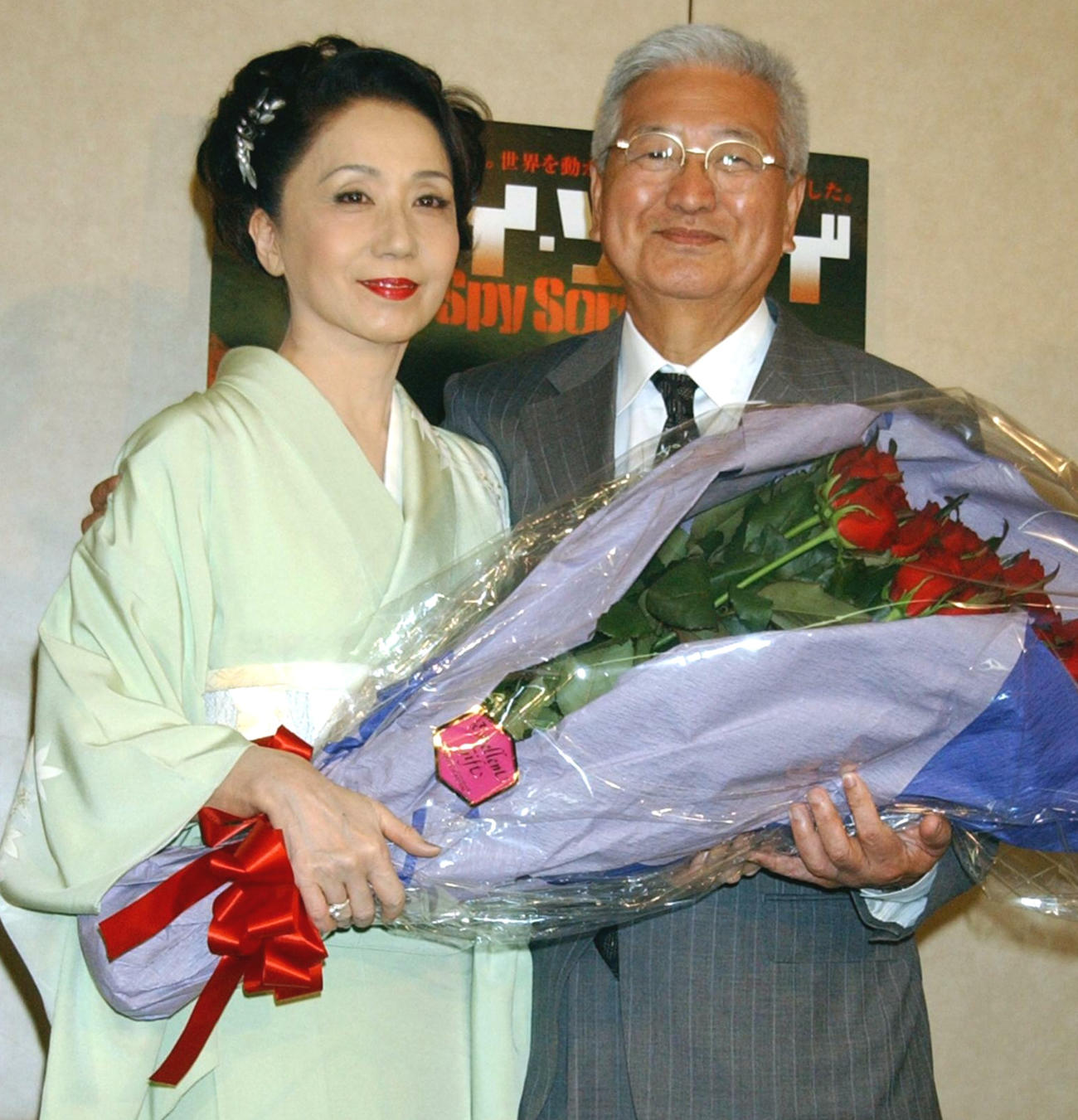 妻の岩下志麻（左）から花束を受け取る映画監督の篠田正浩さん（03年6月）