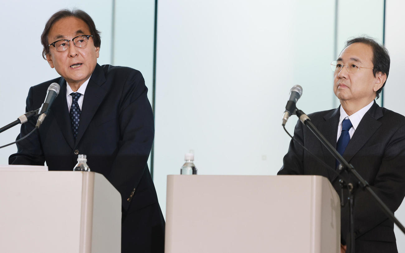 会見するフジ・メディア・ホールディングスの金光社長（左）と清水専務（撮影・野上伸悟）