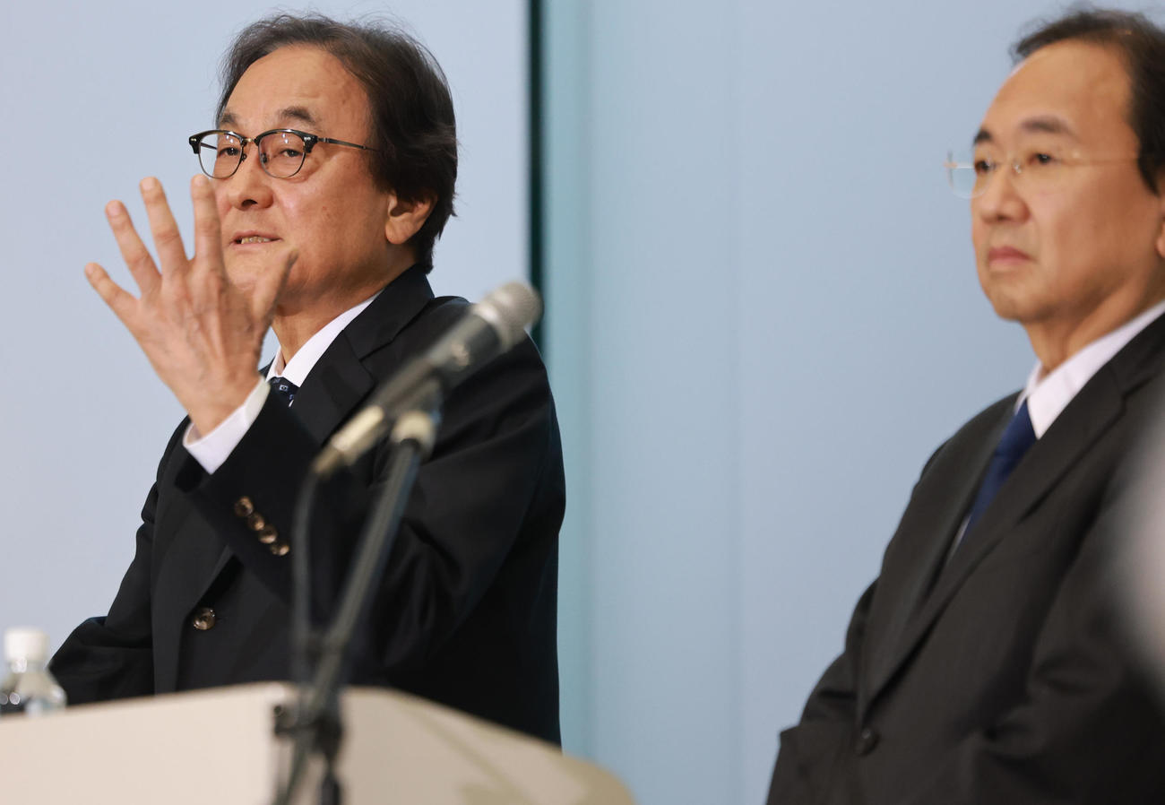 会見するフジ・メディア・ホールディングスの金光社長（左）と清水専務（撮影・野上伸悟）