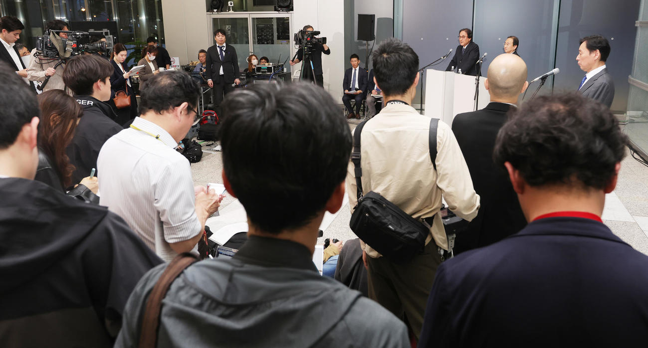 会見するフジ・メディア・ホールディングスの金光社長（左）と清水専務（撮影・野上伸悟）