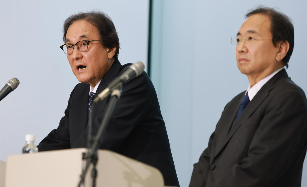 会見するフジ・メディア・ホールディングスの金光社長（左）と清水専務（撮影・野上伸悟）