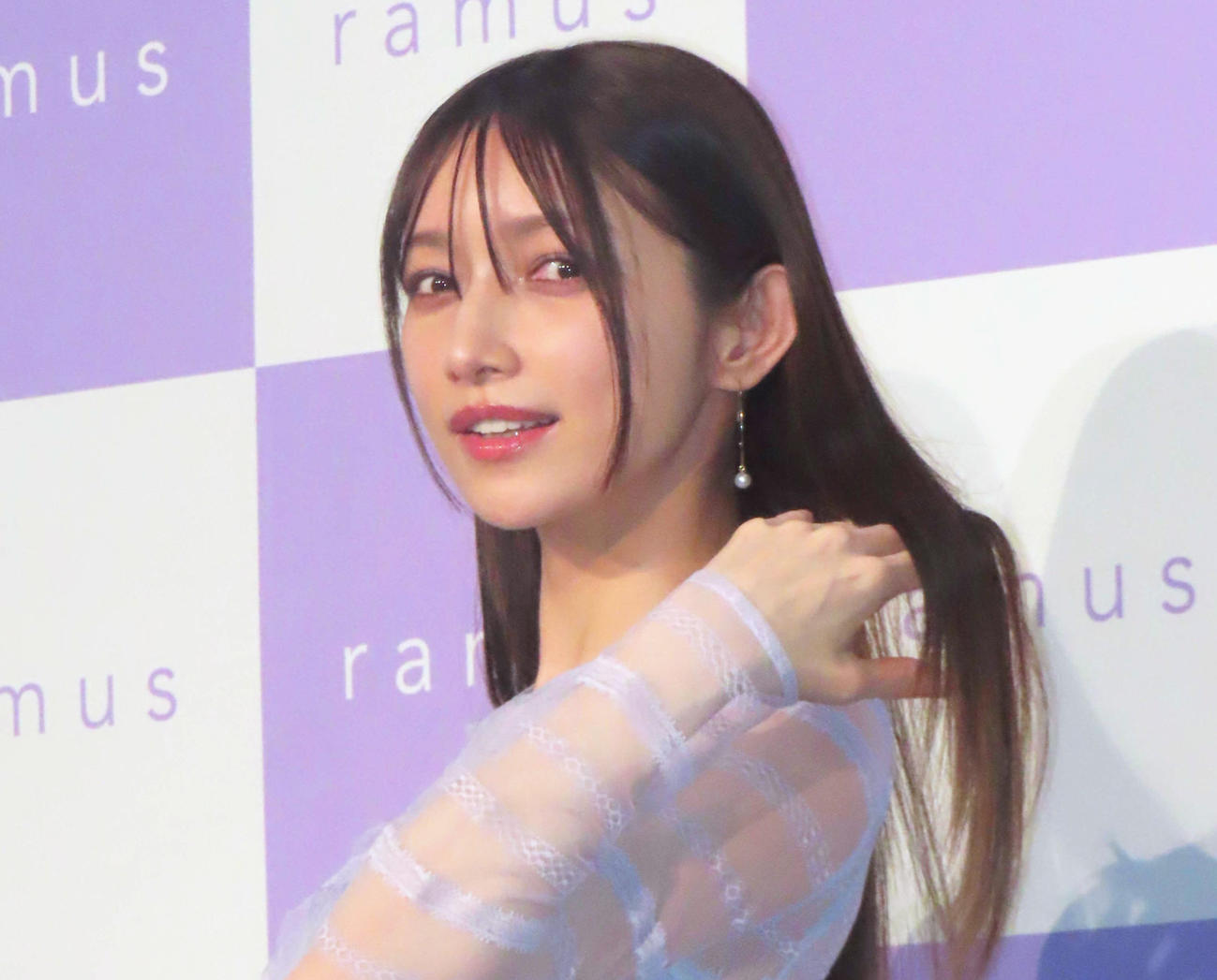 「ムラシャン・熱トリートメント『ramus』新商品発表会」で髪をなびかせる後藤真希