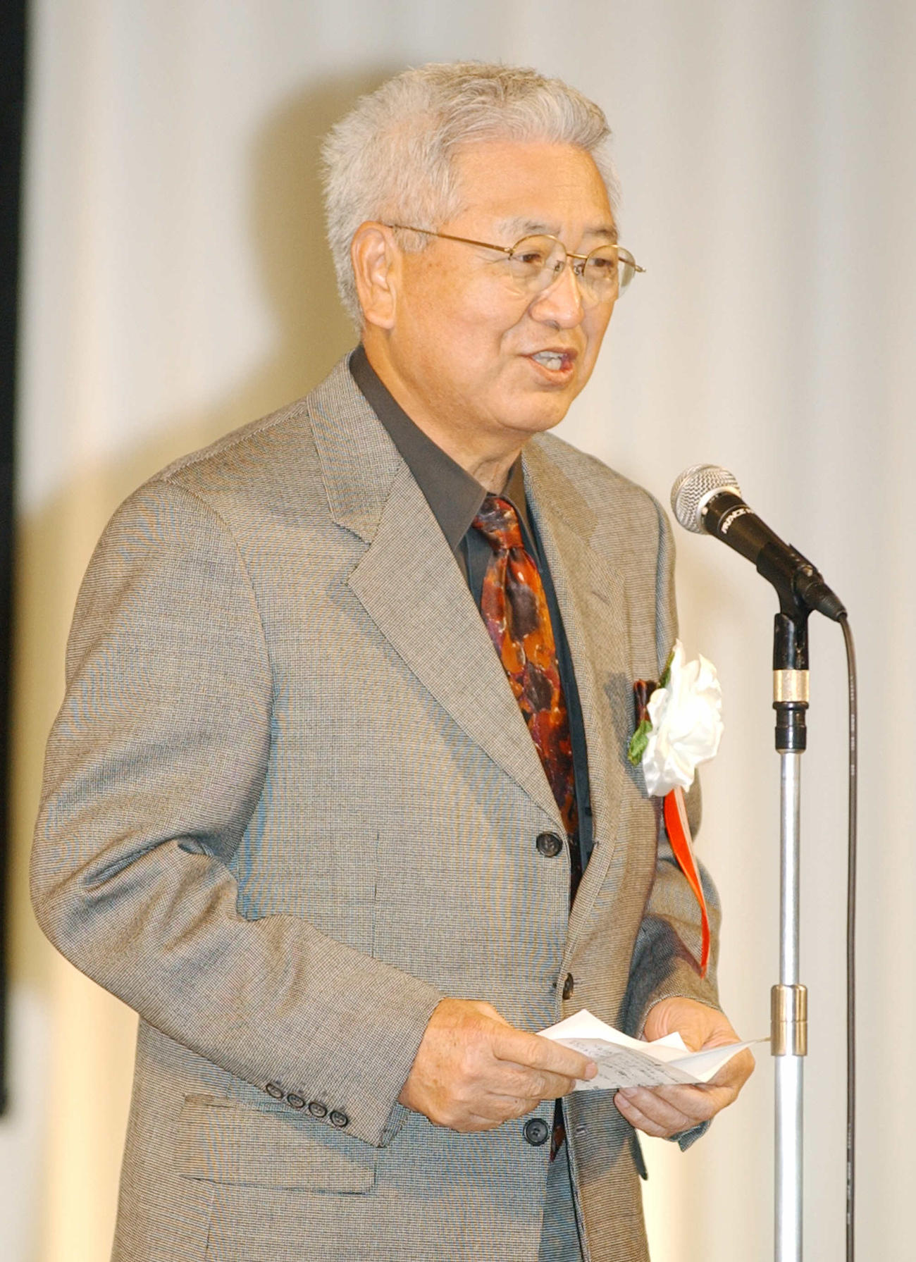 02年1月、2001毎日スポーツ人賞で選考委員を務めた映画監督の篠田正浩さん