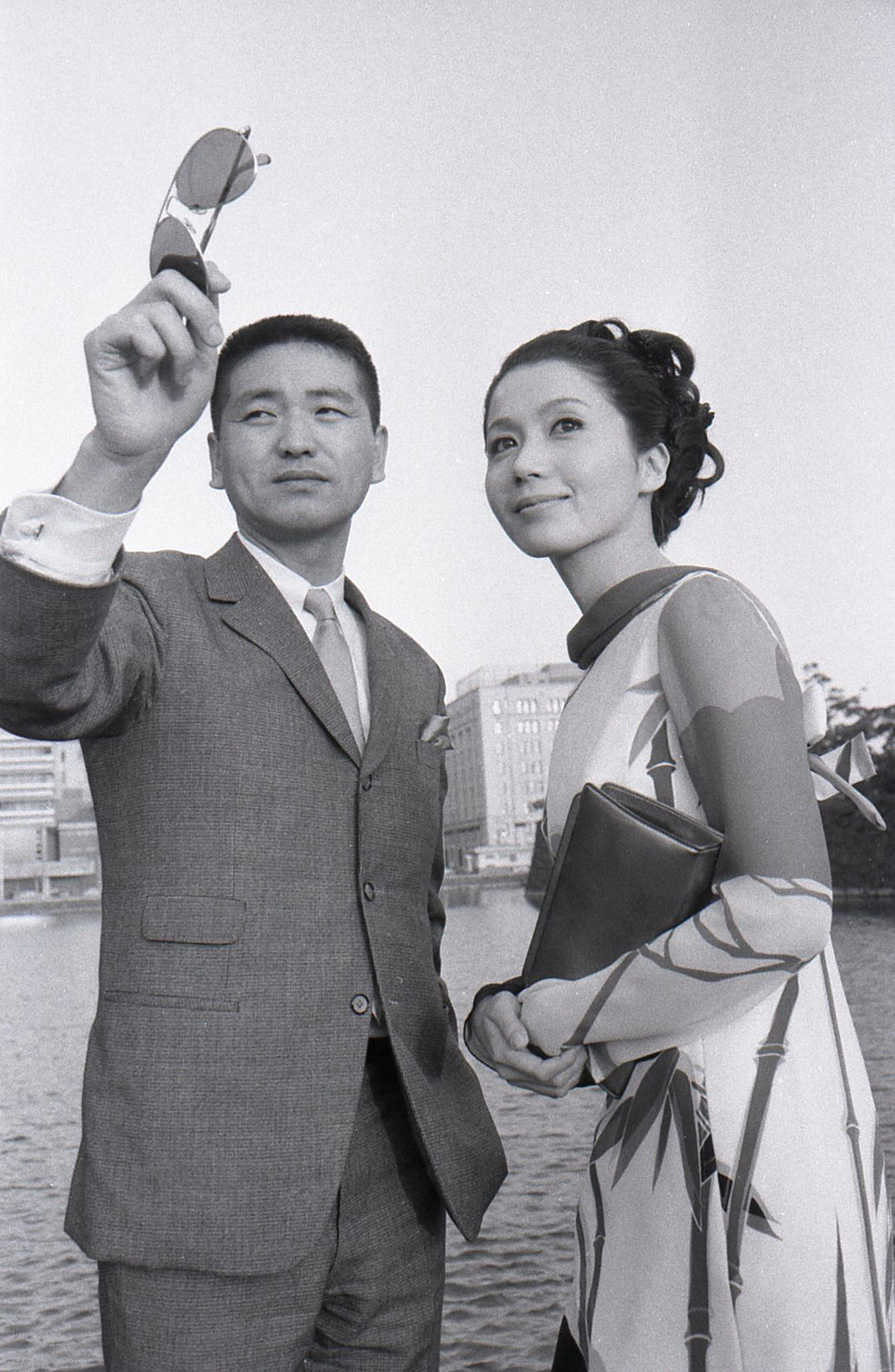 68年、映画監督の篠田正浩さんとポーズを取る岩下志麻