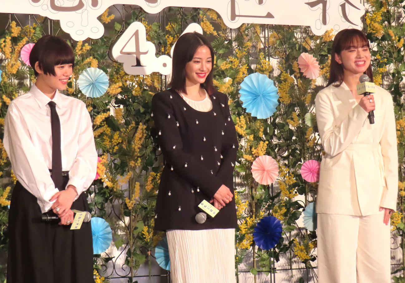 映画「片思い世界」公開直前イベントに登壇した、左から杉咲花、広瀬すず、清原果耶
