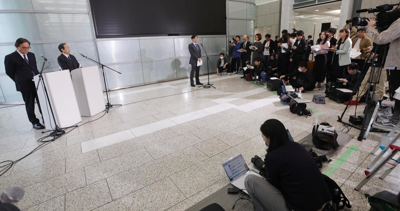 会見するフジ・メディア・ホールディングスの金光社長（左）と清水専務（撮影・野上伸悟）
