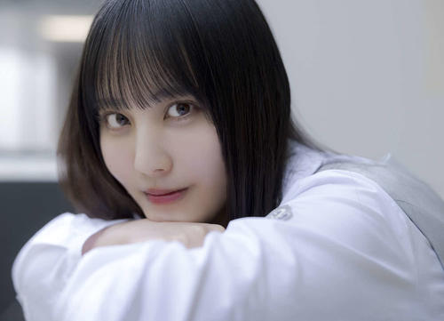 日向坂46五期生松尾桜、蔵盛妃那乃の撮り下ろし制服ショットと手書きの