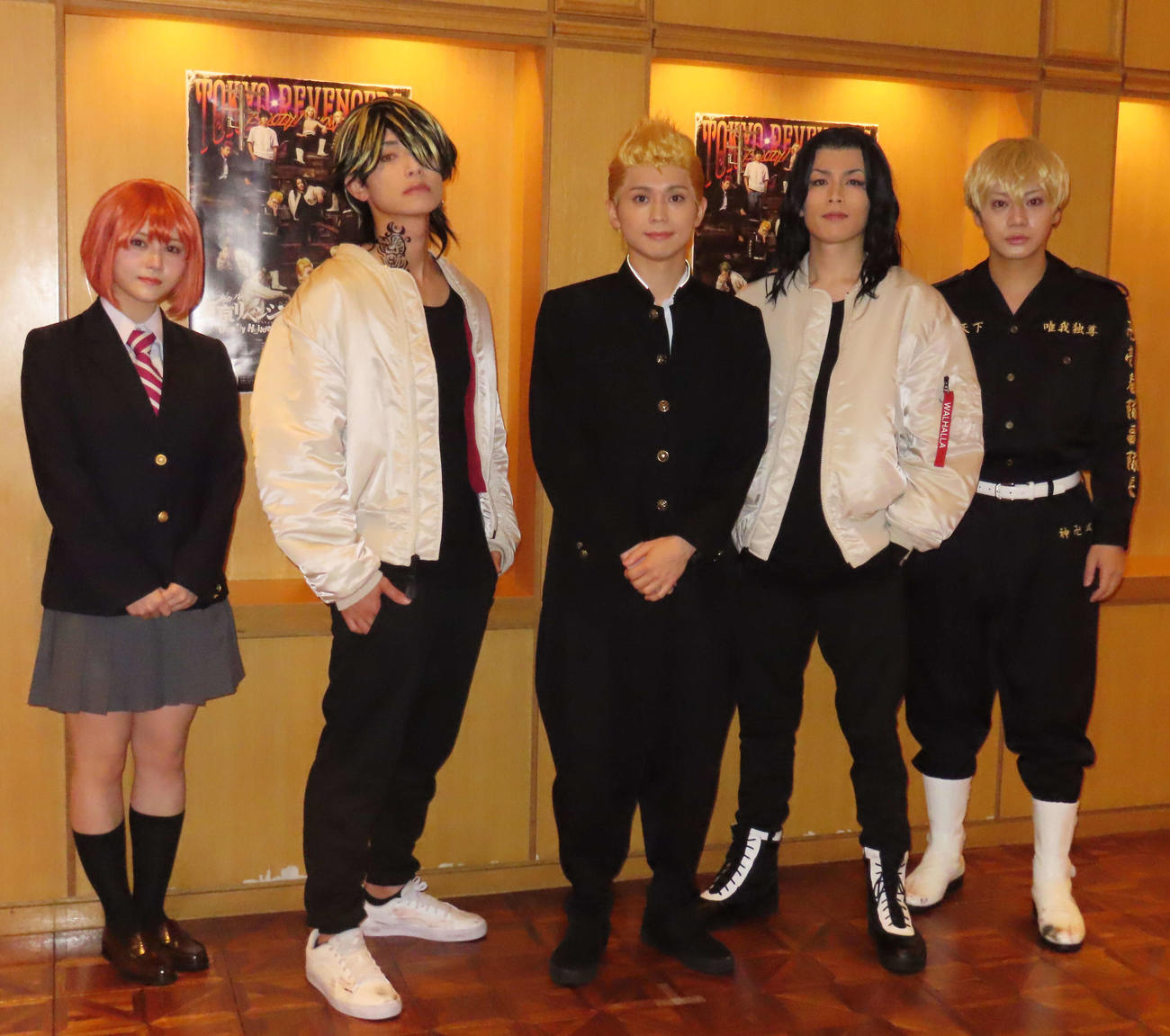 ミュージカル「東京リベンジャーズ　＃2 Bloody Halloween」の初日前に取材に応じた、左から伊藤理々杏、岸本勇太、竹中凌平、鈴木勝吾、佐藤流司＝