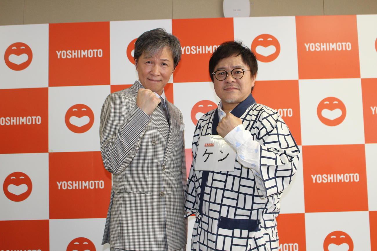 オーディションで新喜劇入団が決まったケン（右）と、アキ座長