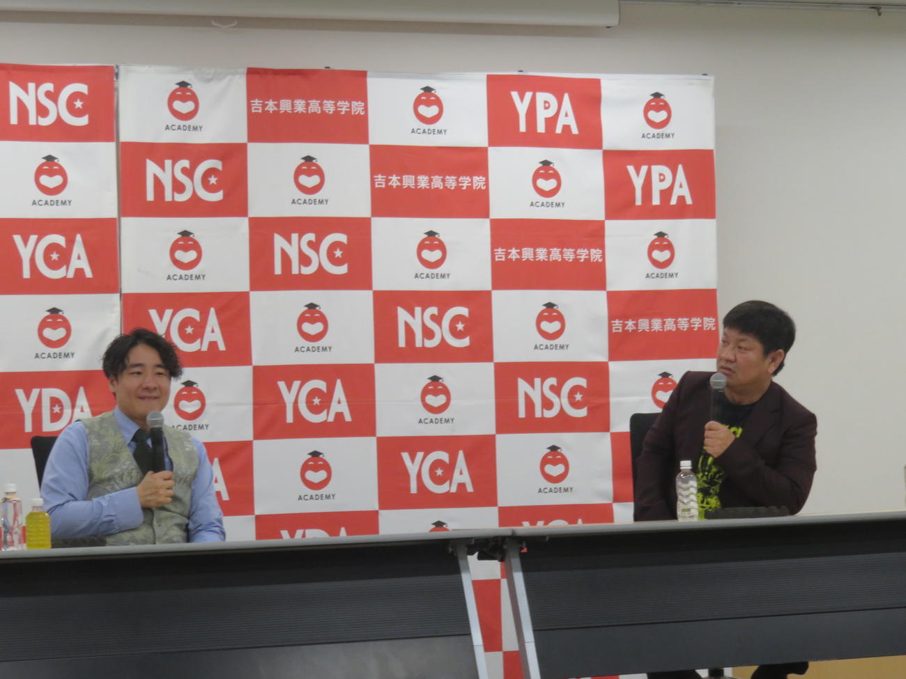 特別授業をする田津原理音〔左）とチャンス大城