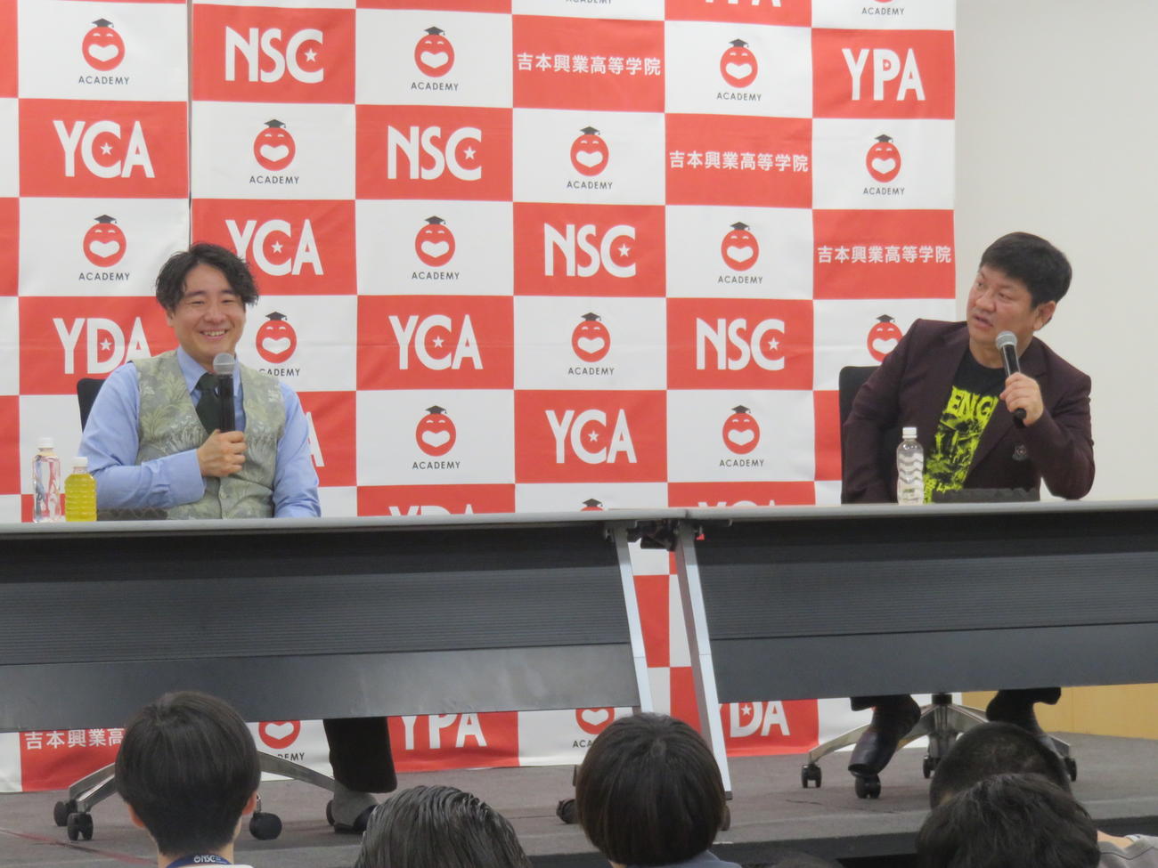 特別授業をする田津原理音〔左）とチャンス大城