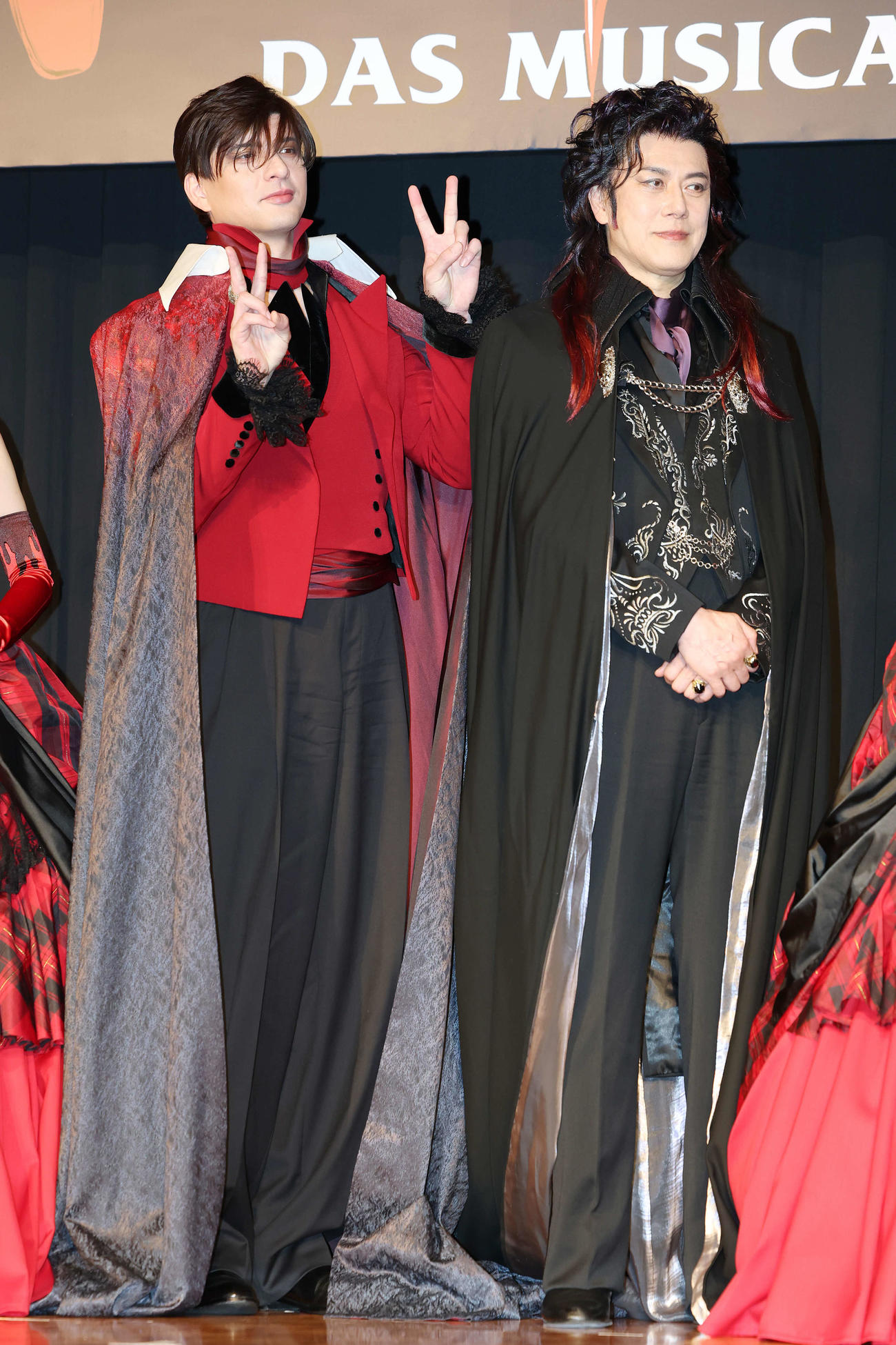 ミュージカル「ダンスオブヴァンパイア」制作発表会見でピースする城田優（左）と山口祐一郎（撮影・宮地輝）