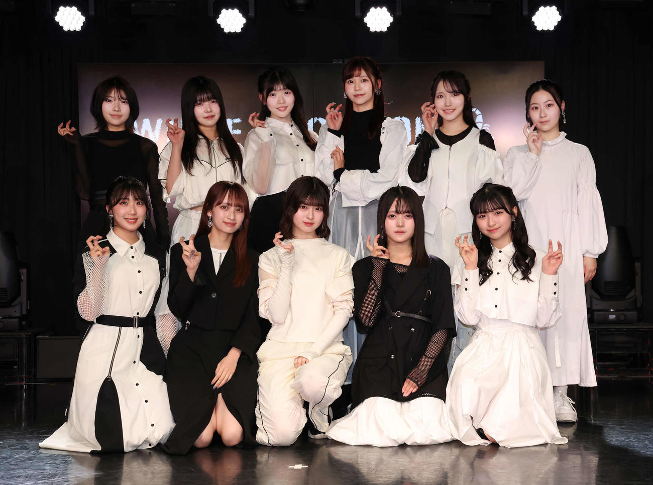 初のライブステージを前に写真に納まる、前列左からAOI、ALLY、HANNA、ACE、CHOCO。後列左からNAVI、NATSU、MOMO、NICO、ACO、COCO（撮影・丹羽敏通）