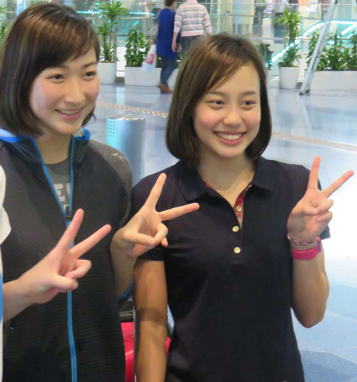 2016年5月、欧州GP出場のため渡欧する左から池江璃花子、今井月