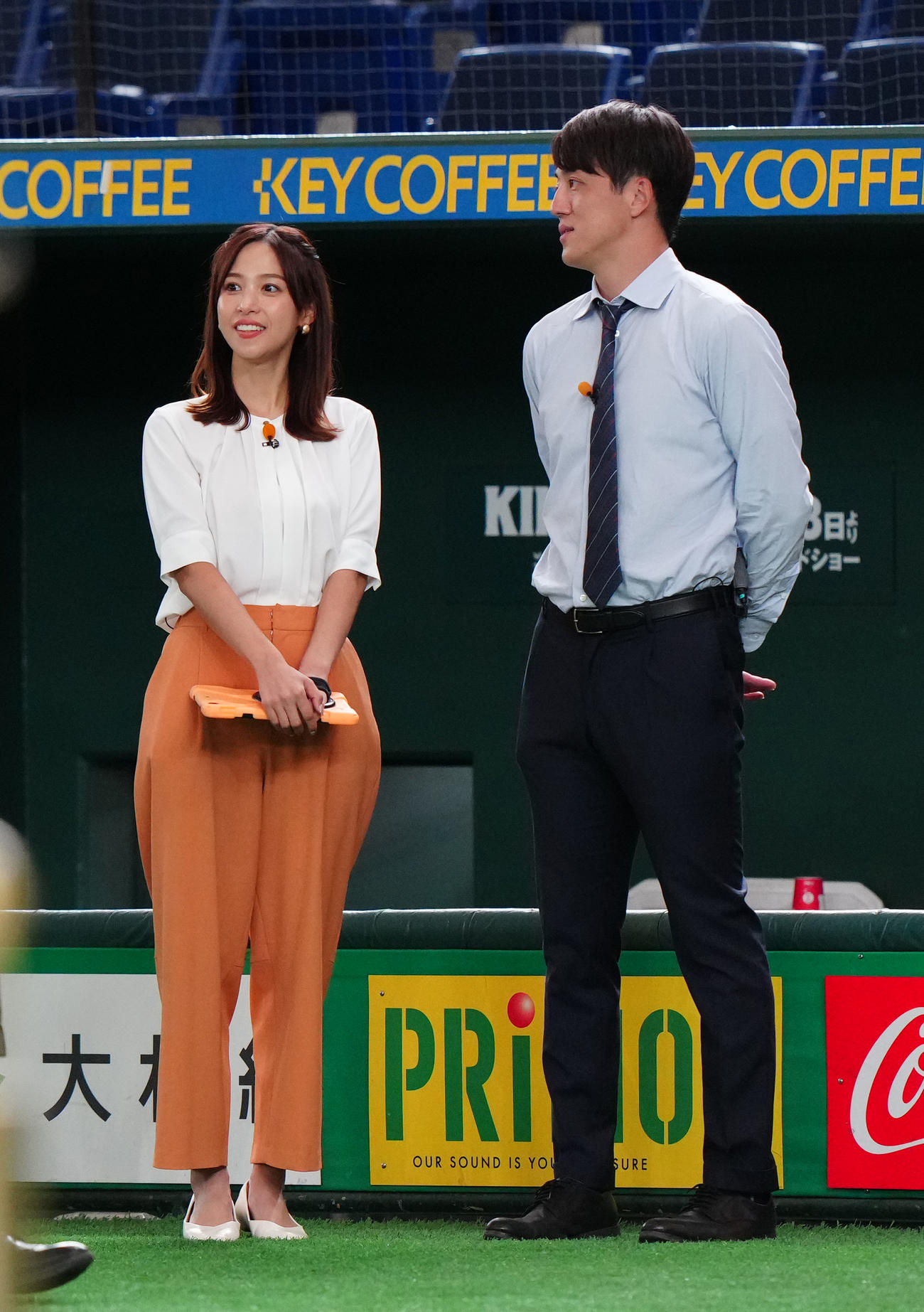 2023年7月、巨人戦前に取材するフリーアナウンサーの鷲見玲奈（左）。右は日本テレビ梅澤廉アナ