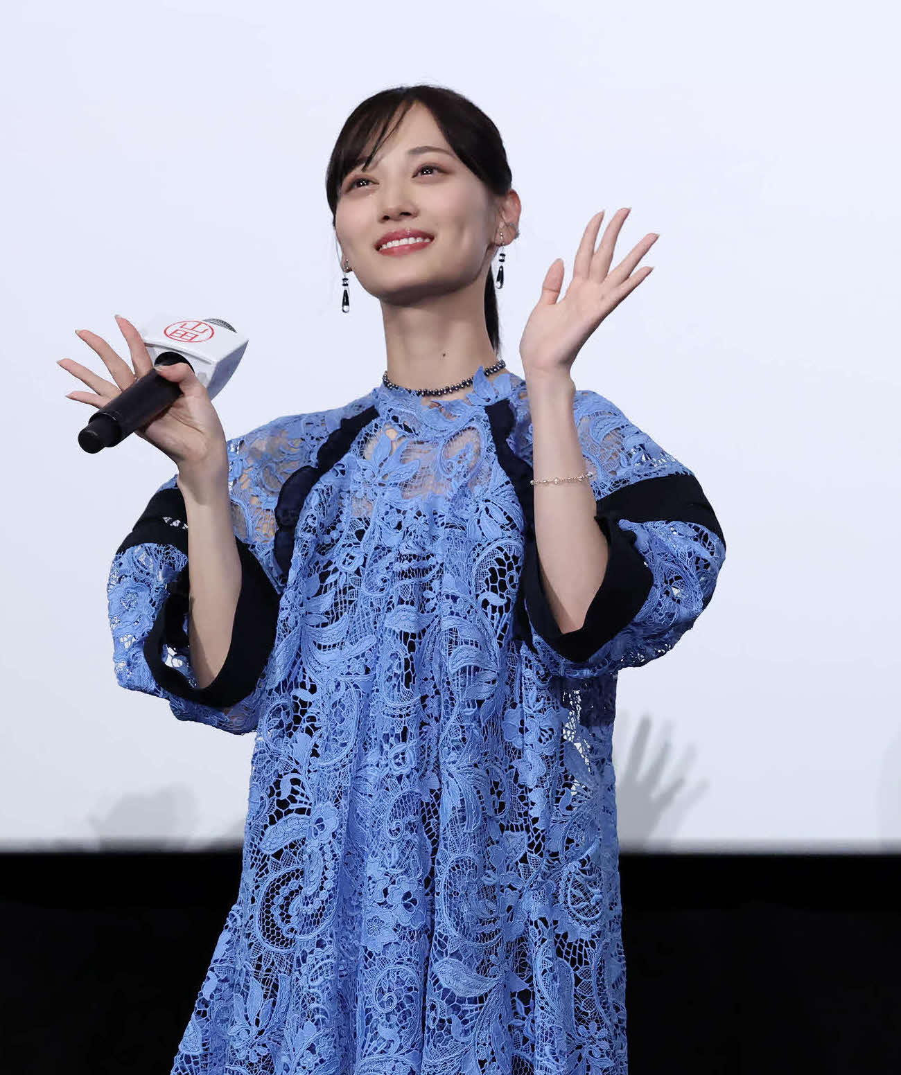 全国の映画館でライブ映像を見る観客に手を振る山下美月（撮影・丹羽敏通）