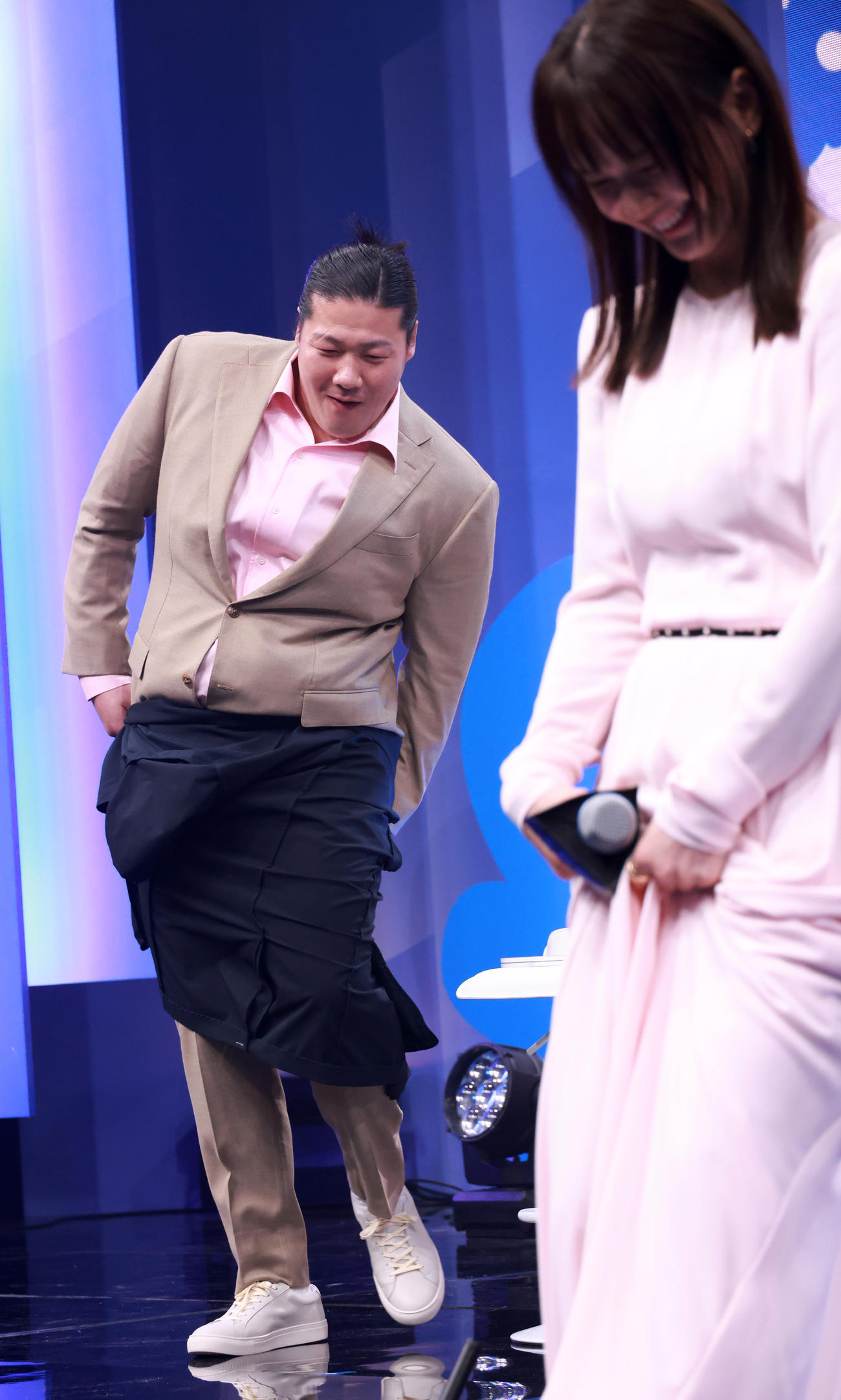 破れたパンツを応急処置で隠して降壇する一ノ瀬ワタル。右は多部未華子（撮影・中島郁夫）