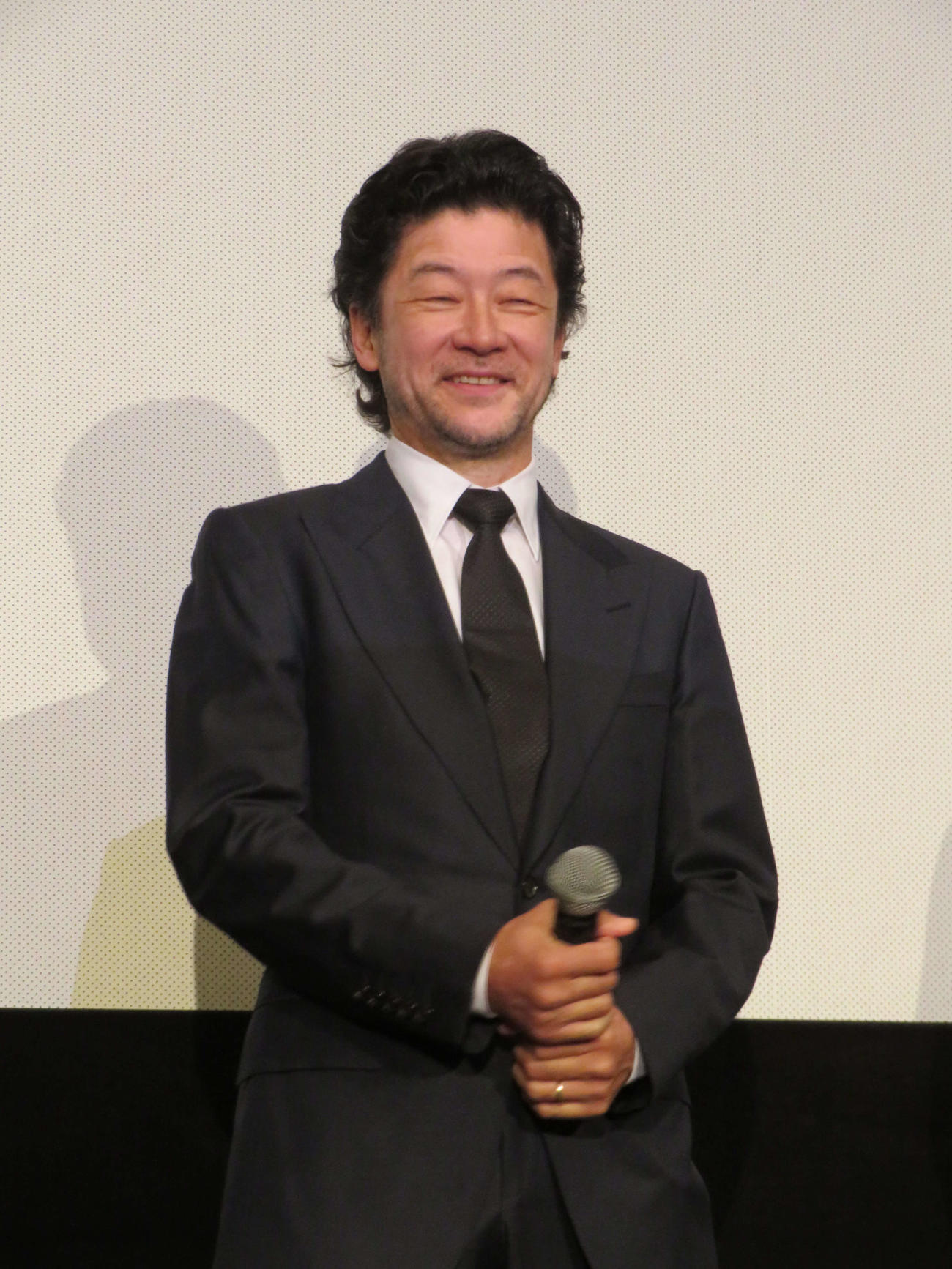 主演映画「レイブンズ」公開記念舞台あいさつで笑顔の浅野忠信（撮影・村上幸将）