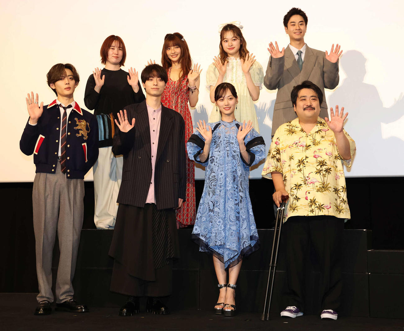 舞台あいさつを終えて写真に納まる、前列左からNOA、作間龍斗、山下美月、鈴木もぐら。後列左から安川有果監督、甲田まひる、月島琉衣、前田旺志郎（撮影・丹羽敏通）