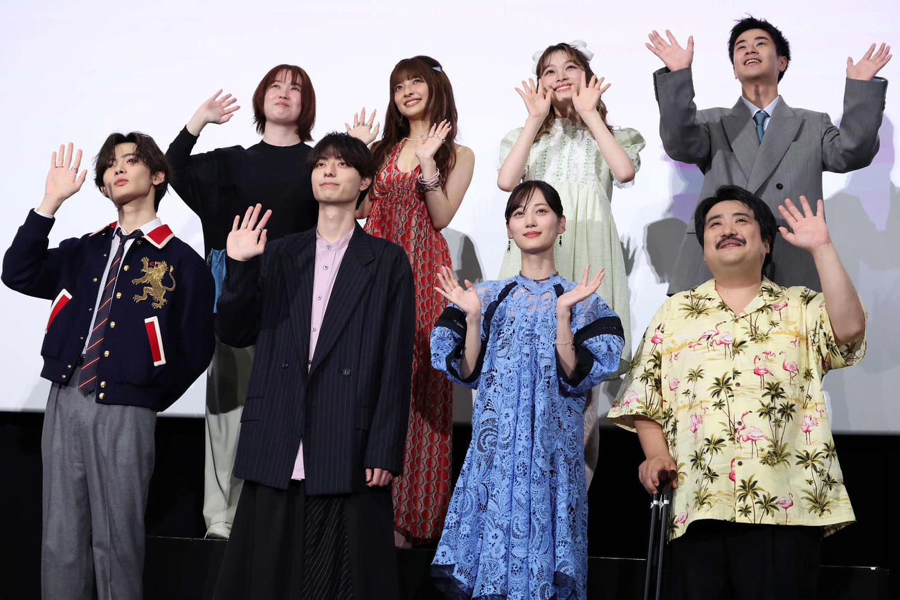 舞台あいさつを終えてテレビカメラに向かって手を振る、前列左からNOA、作間龍斗、山下美月、鈴木もぐら。後列左から安川有果監督、甲田まひる、月島琉衣、前田旺志郎（撮影・丹羽敏通）