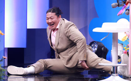 一ノ瀬ワタルが股割を披露するとパンツが破れるハプニングが発生し慌てて股間を手で隠した（撮影・中島郁夫）