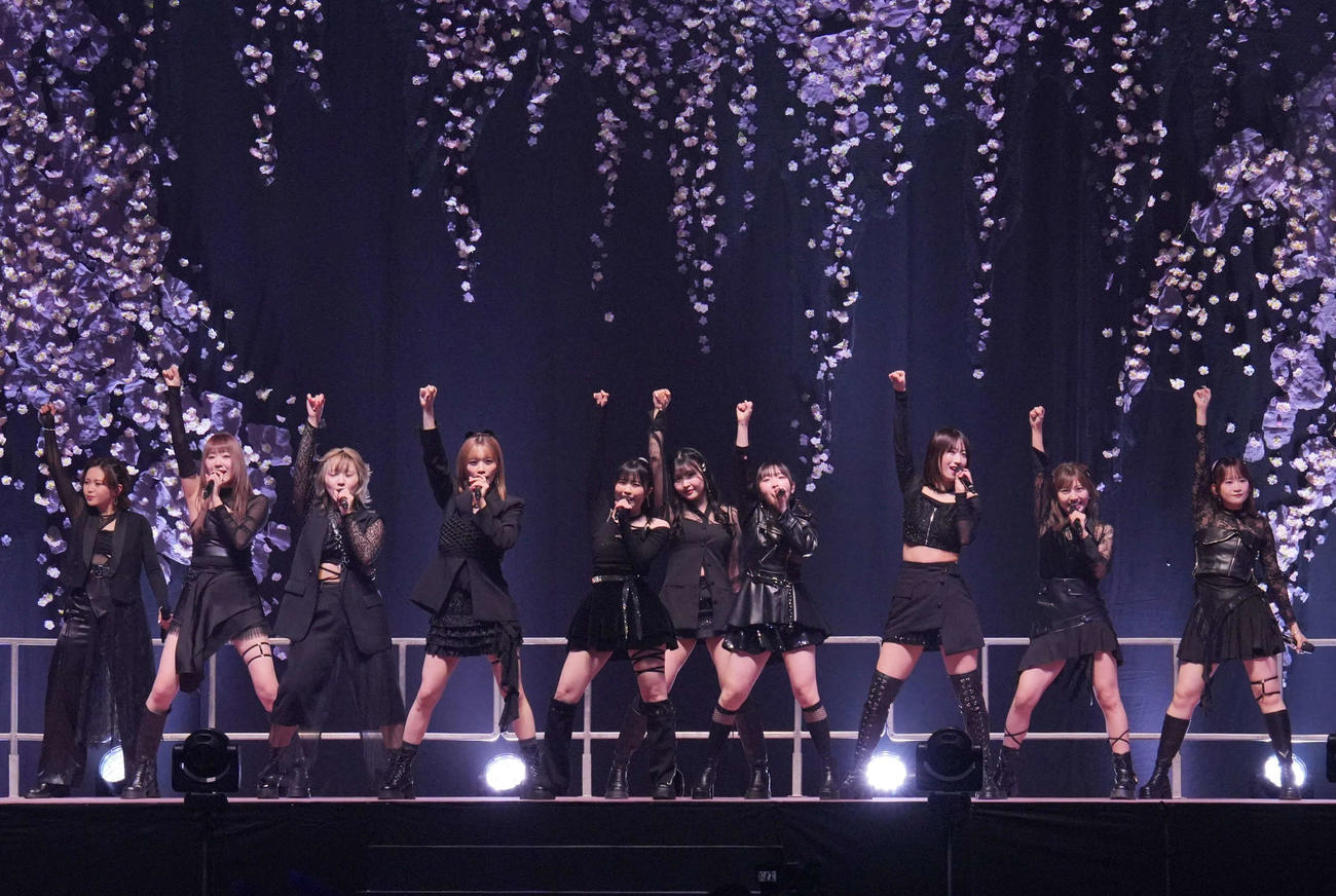 「Hello！　Project　ひなフェス2025」に出演したBEYOOOOOONDS