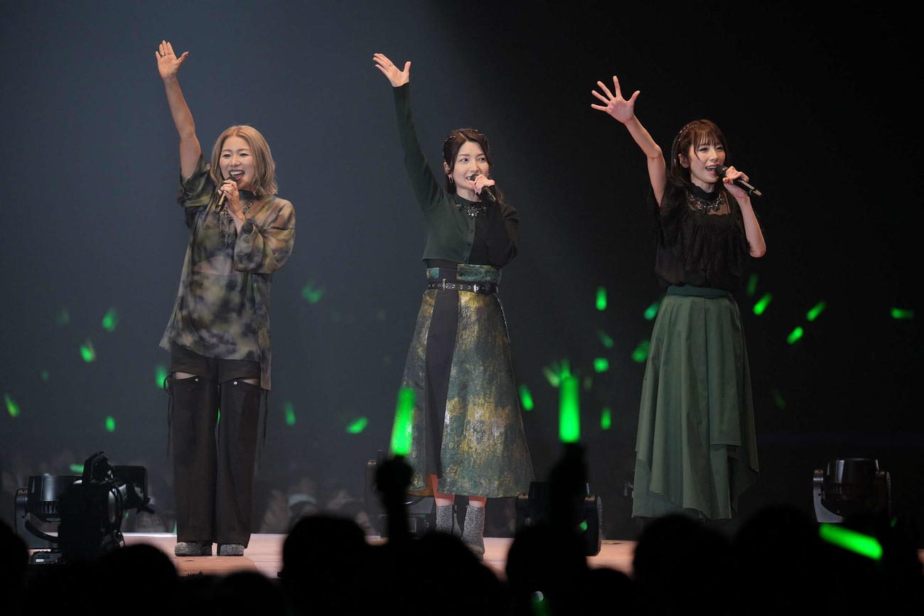 「Hello！　Project　ひなフェス2025」に出演したメロン記念日。左から斉藤瞳、柴田あゆみ、村田めぐみ