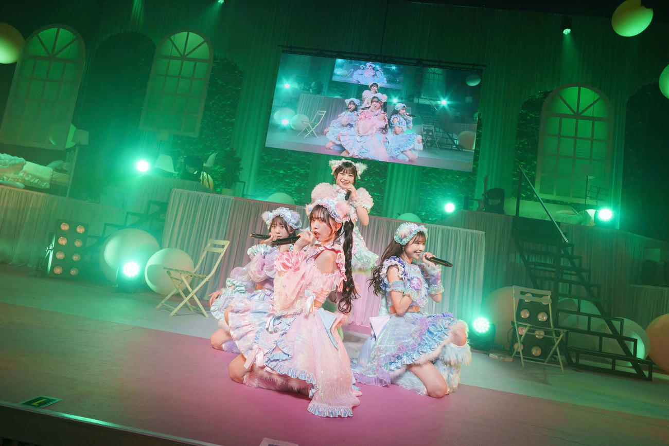 「The World Standard～10周年も愛されちゃいます！～」でパフォーマンスするわーすた。左から松田美里、三品瑠香、廣川奈々聖、小玉梨々華