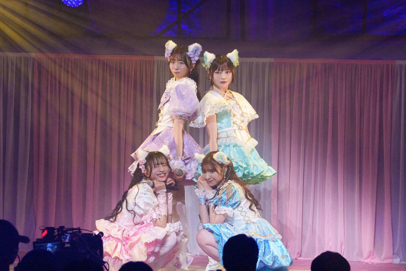 「The World Standard～10周年も愛されちゃいます！～」でパフォーマンスするわーすた。前列左から三品瑠香、小玉梨々華。後列左から松田美里、廣川奈々聖