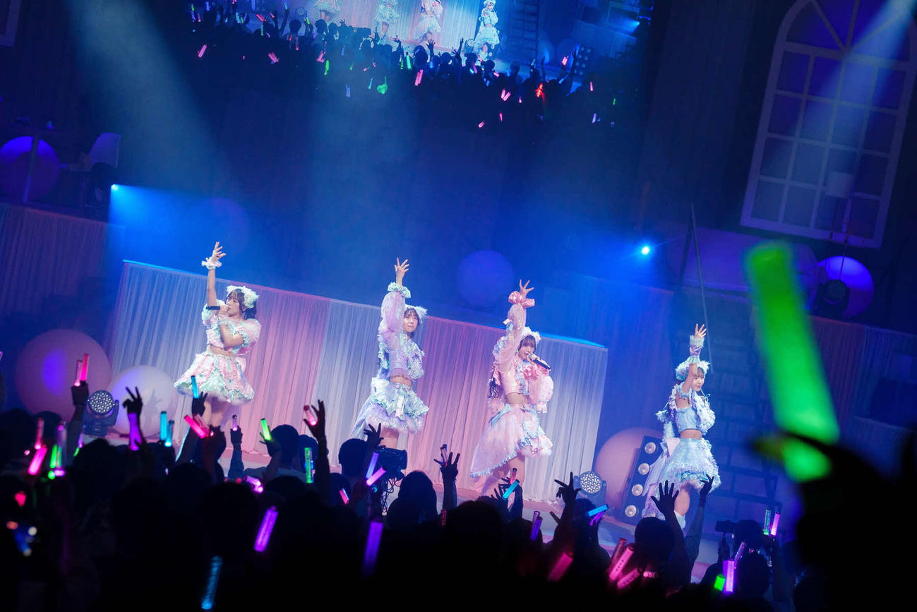 「The World Standard～10周年も愛されちゃいます！～」でパフォーマンスするわーすた。左から廣川奈々聖、松田美里、三品瑠香、小玉梨々華