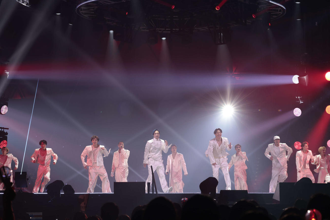 「EXILE LIVE TOUR 2025“WHAT IS EXILE”」初日公演でパフォーマンスする、左から浦川翔平、藤原樹、佐藤大樹、EXILE NESMITH、橘ケンチ、EXILE TAKAHIRO、EXILE AKIRA、EXILE SHOKICHI、世界、岩谷翔吾、木村慧人