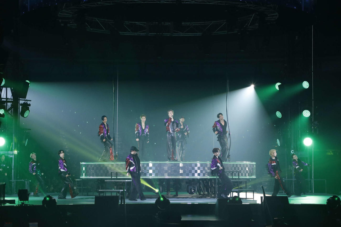 「EXILE LIVE TOUR 2025“WHAT IS EXILE”」初日公演でパフォーマンスする、上段左から橘ケンチ、EXILE SHOKICHI、EXILE TAKAHIRO、EXILE NESMITH、EXILE AKIRA。下段左から浦川翔平、藤原樹、世界、佐藤大樹、木村慧人、岩谷翔吾