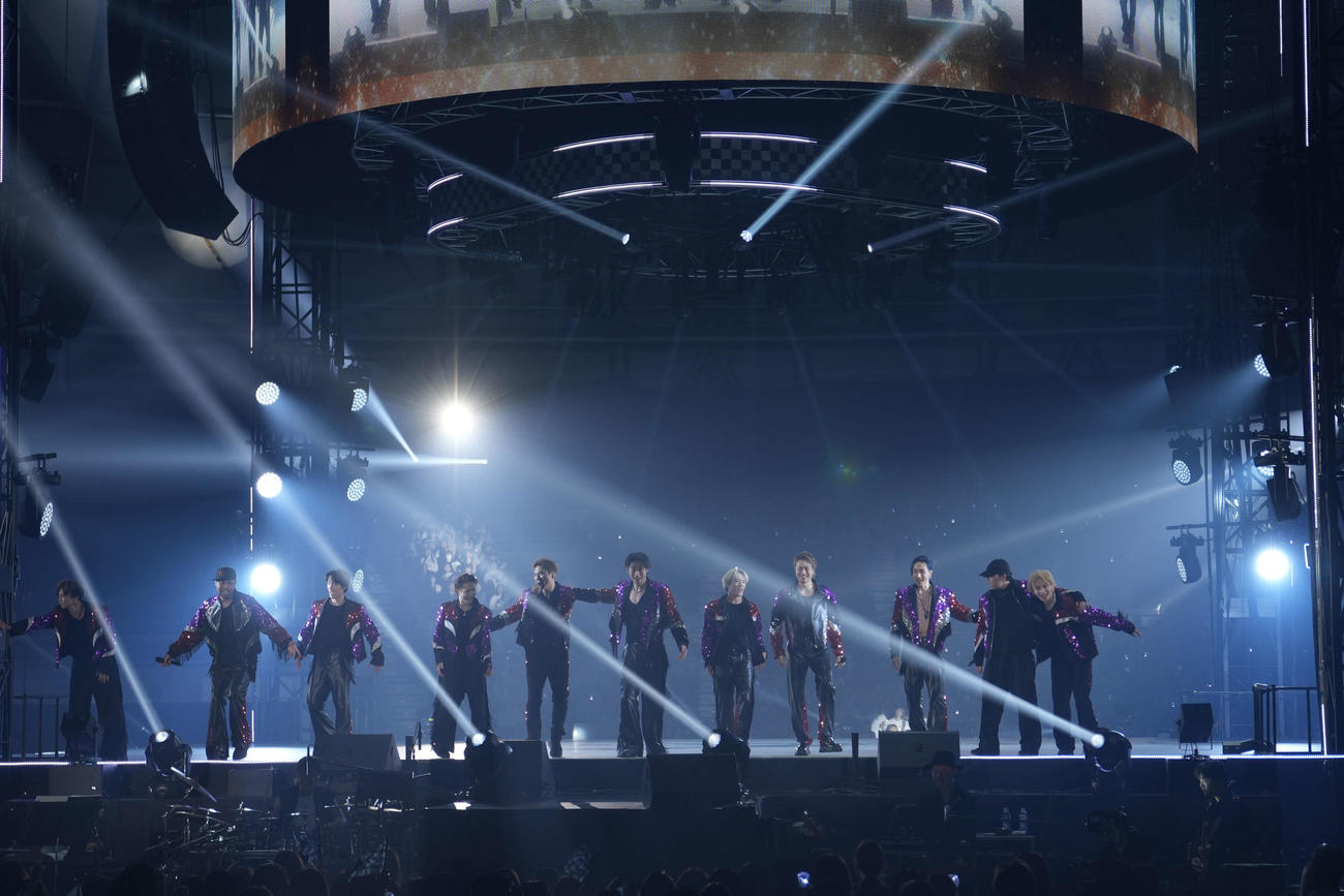 「EXILE LIVE TOUR 2025“WHAT IS EXILE”」初日公演でパフォーマンスする、左から佐藤大樹、EXILE NESMITH、藤原樹、岩谷翔吾、EXILE SHOKICHI、EXILE AKIRA、浦川翔平、EXILE TAKAHIRO、橘ケンチ、世界、木村慧人