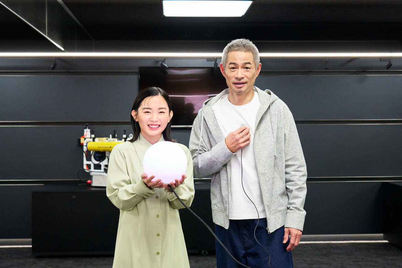 Web動画「ツナガルヒストリー」に出演したイチロー氏（右）と宮崎優